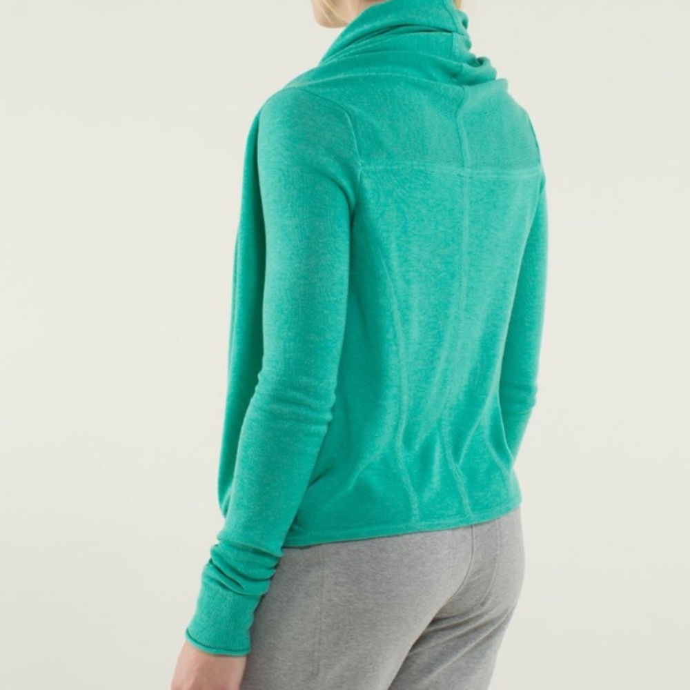 lululemon athletica iconic sweater wrap in heathered Bali breeze
Size 6